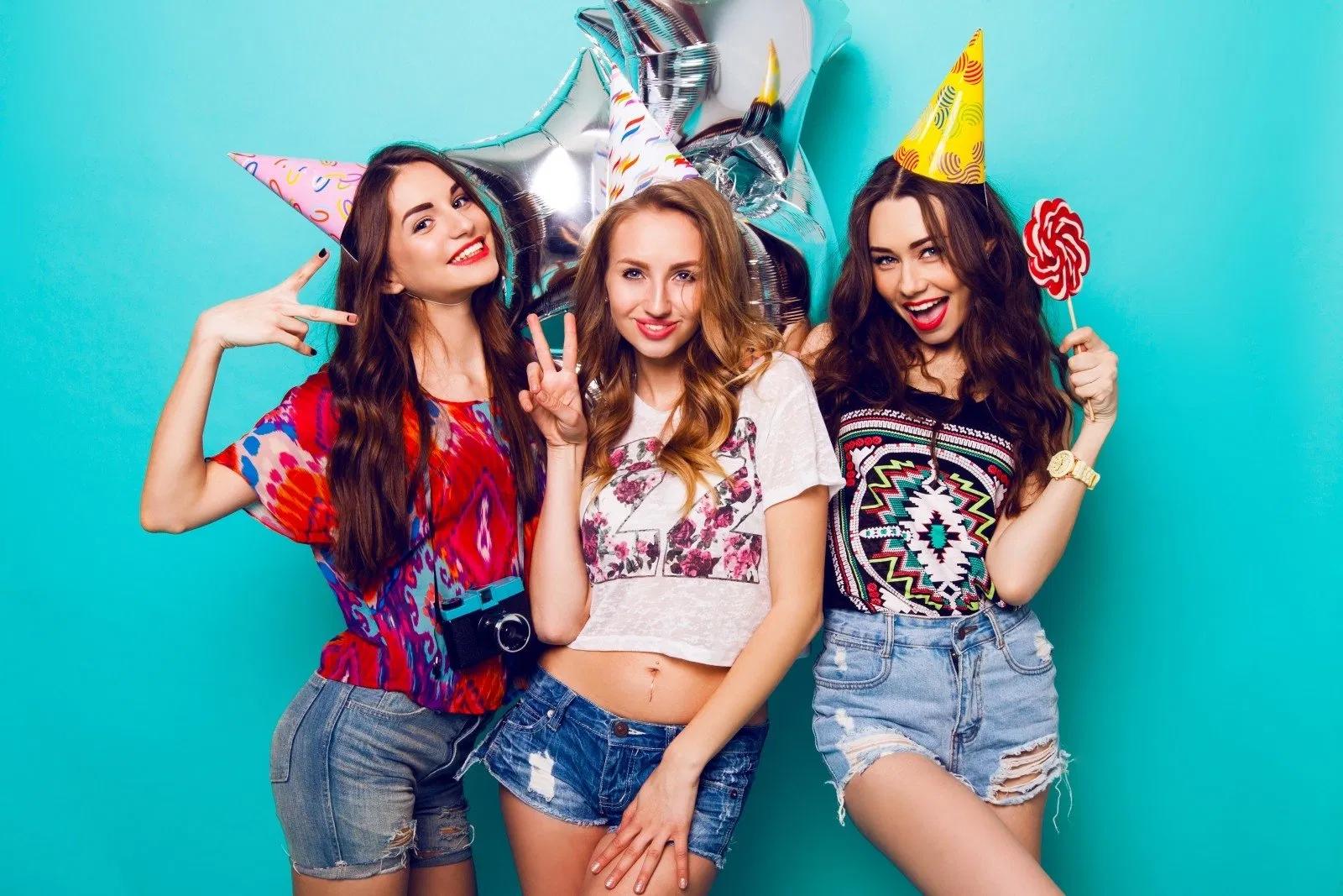 Фотограф отмечает день рождения трахая сразу трех красивых девушек