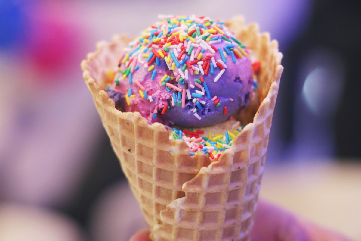 Мороженое фото красивое. Baskin Robbins мороженое. Красивое мороженое. Мороженое в вафельном рожке. Мороженое с посыпкой.
