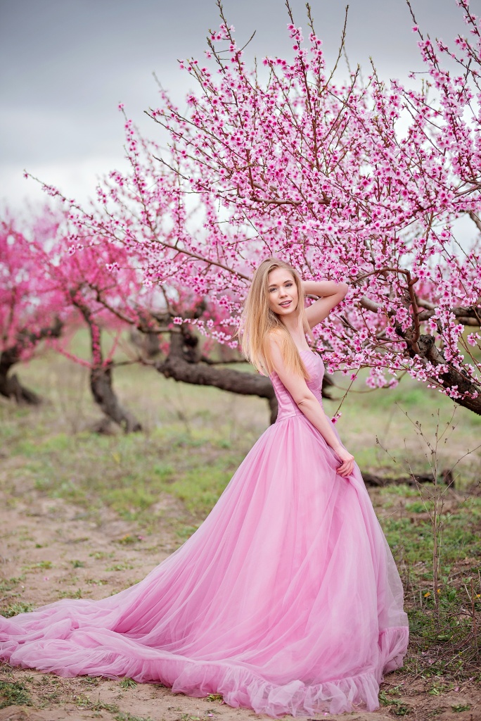 Блондинка в розовом платье. Платье розовое. Фотосессия в цветущем саду. Девушка в розовом платье. Фотосессия в цветущих деревьях.