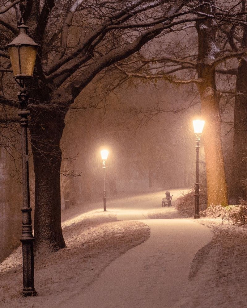 Зимняя улица вечером