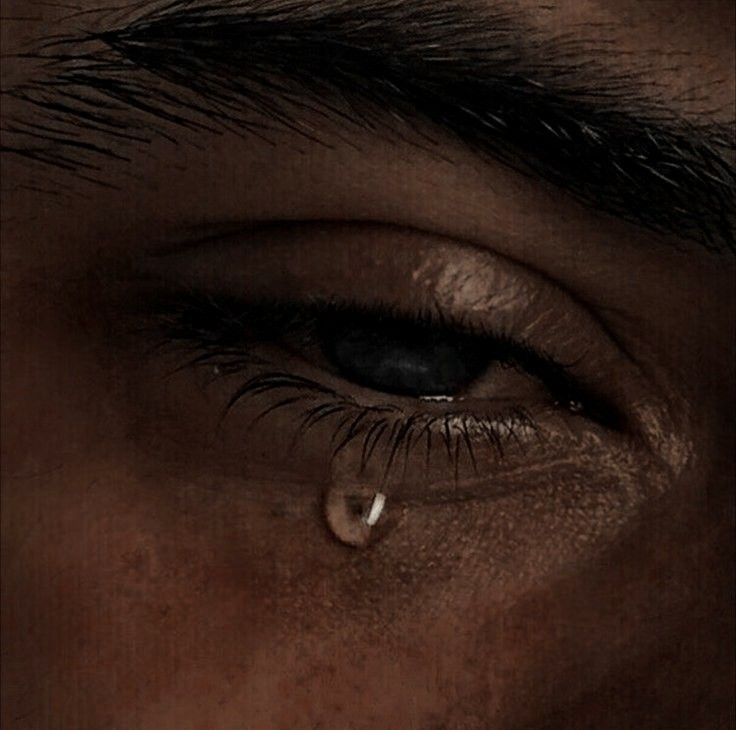 Мальчик со слезами на глазах