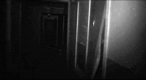Где страшные звуки. Страшное существо за дверью. Жуткий коридор с призраками.