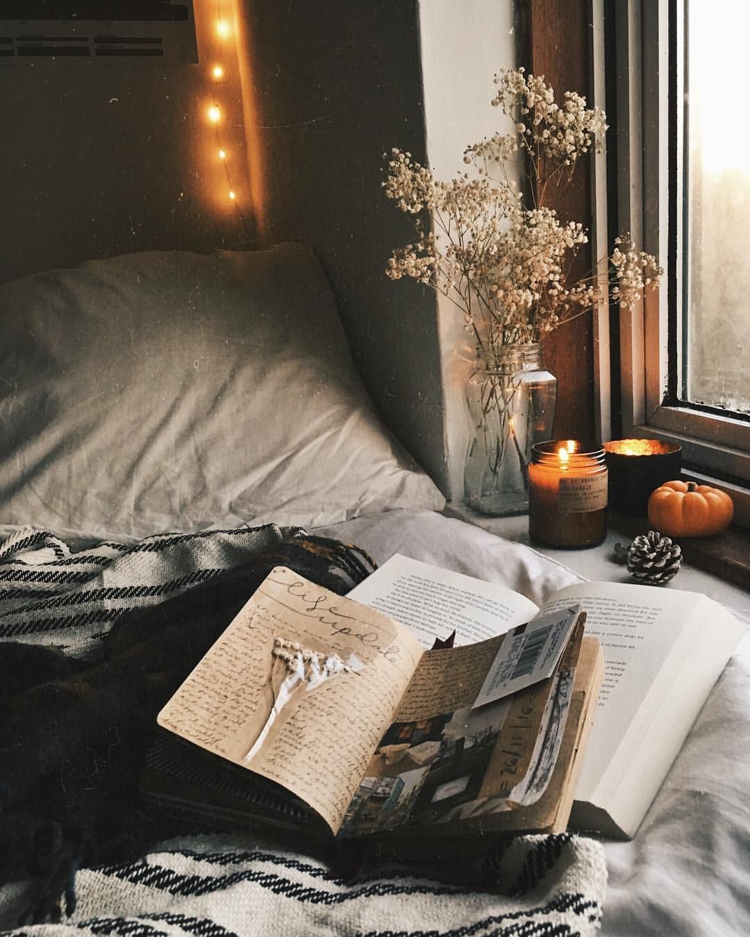 Чтение зимним вечером. Уютные фотокарточки. Уютной ночи. Вечер с книгой. Уютная комната с книгами.