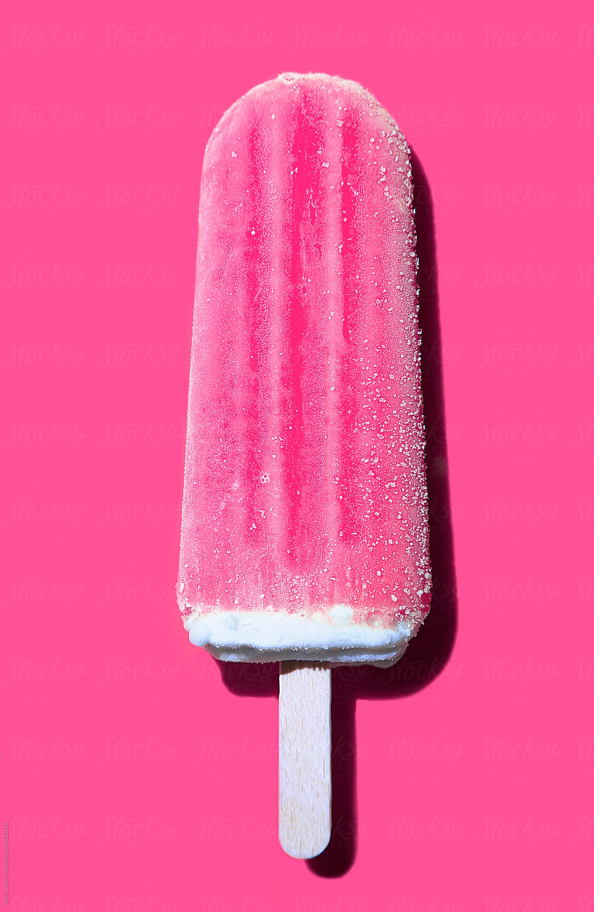 Розовое мороженое на палочке