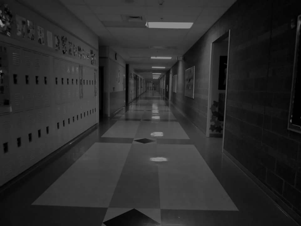 загадочный темный коридор школы