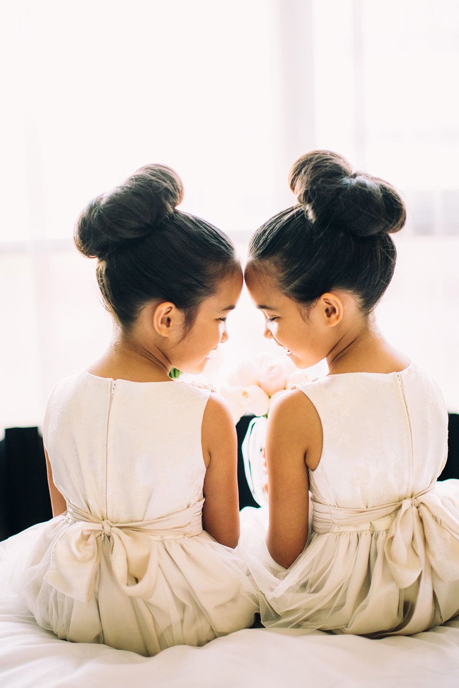Девочки близняшки со спины