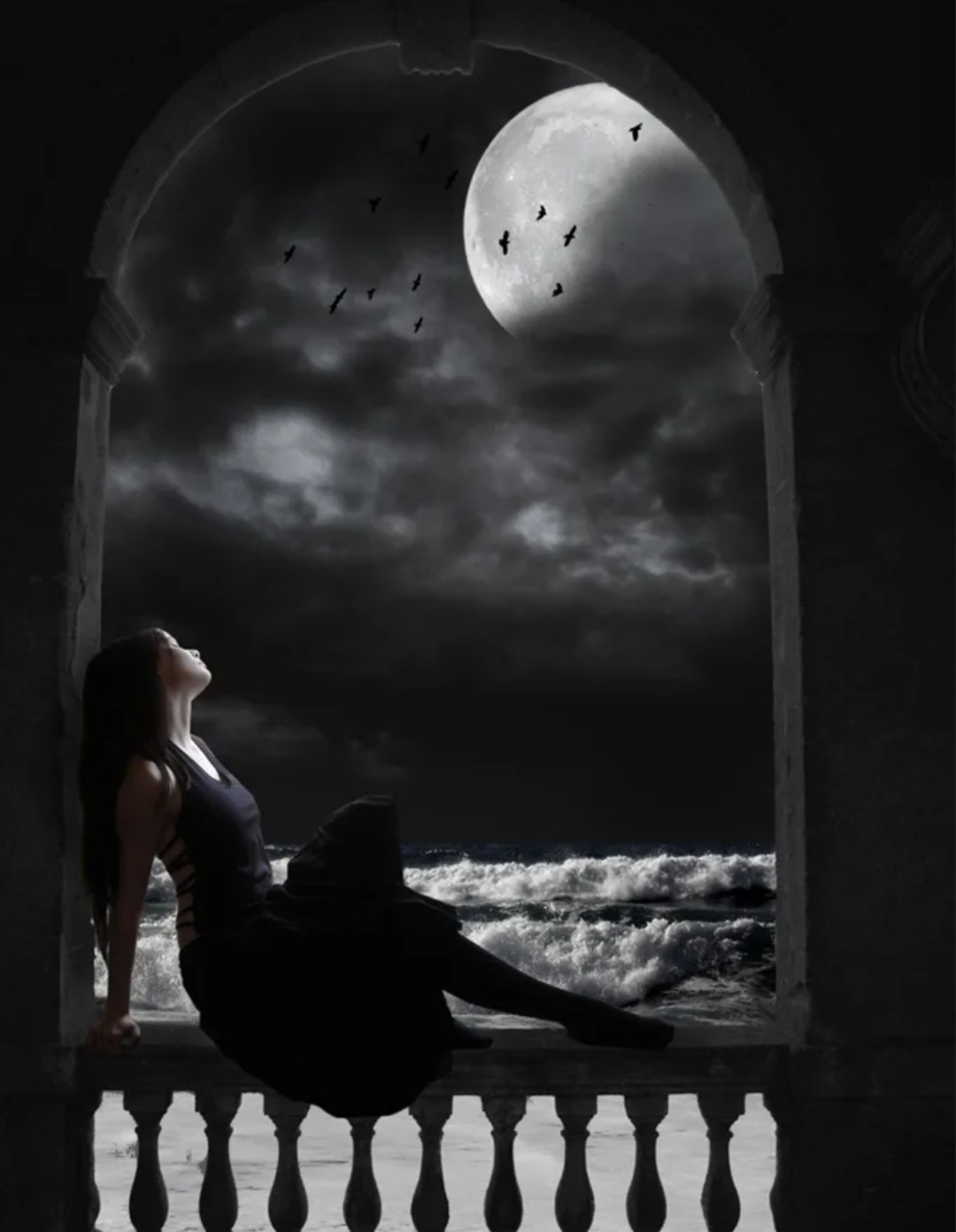 Луна грустный текст. Готические окна. Готический балкон. Одиночество в ночи. Луна одиночество.