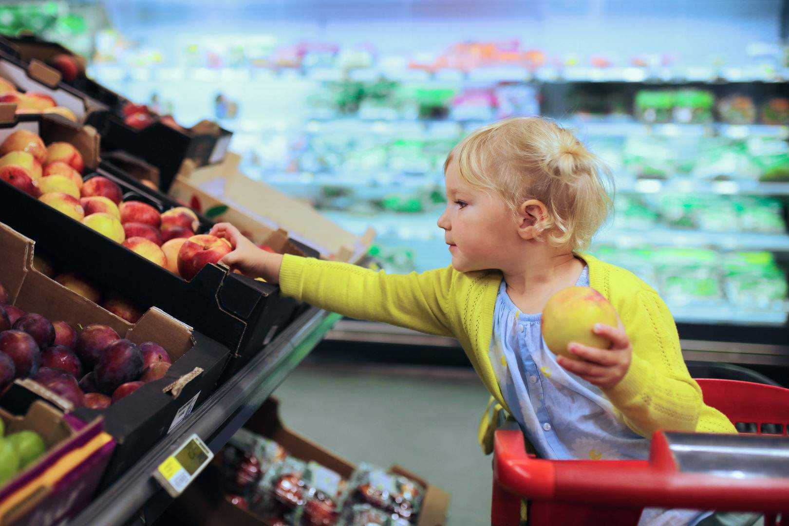 Мальчик купил в магазине n. Ребенок в магазине. Супермаркет для детей. Поход в магазин. Девочка в магазине.