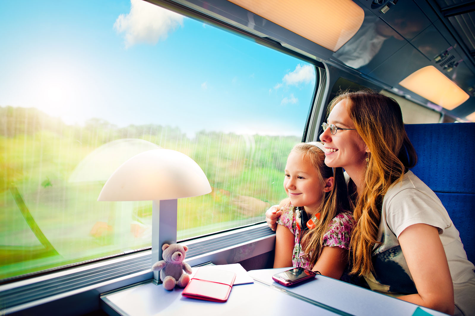 Еда детям в автобусе. Дети путешествуют. Путешествие с детьми на поезде. Поезда для детей. Путешествие с семьей.
