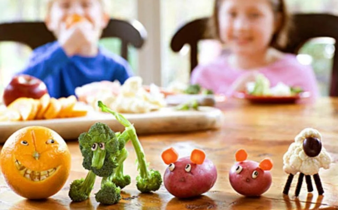 Не люблю и не ем овощи. Дети кушают фрукты и овощи. Ребенок ест овощи и фрукты. Овощи для детей. Еда для детей.