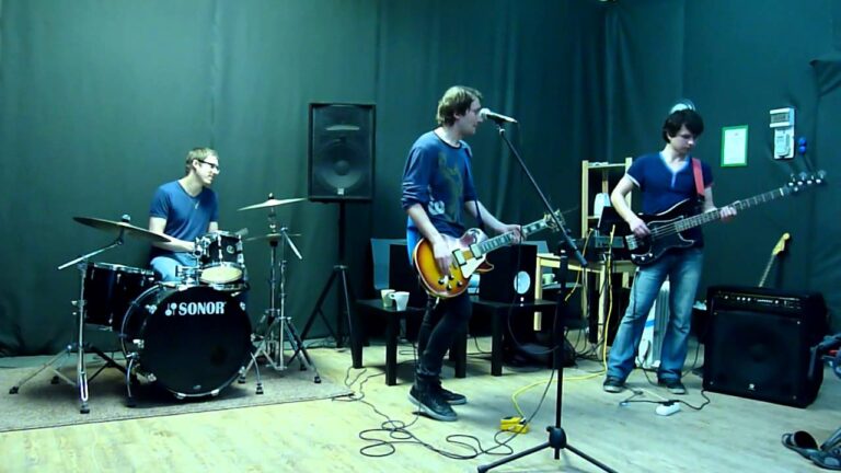 молодая группа в подвале репетирует