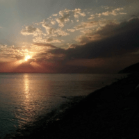 Солнце к горизонту Медленно клонилось. С неба вдруг упало, В море растворилось:)