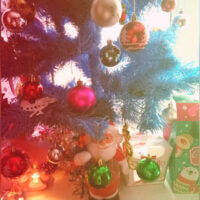 Елочка вся в снегу))) она синяя)) 