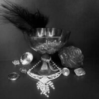 Ювелирное ожерелье и другие ювелирные изделия.