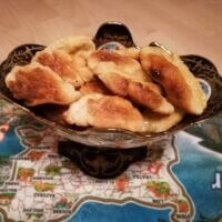 Юаса — Башкирское блюдо. Мука, яйца, соль, сода, сок лимона, сахар, масло рас.