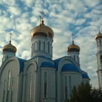 Белая церковь на фоне белых облачков ☨ 