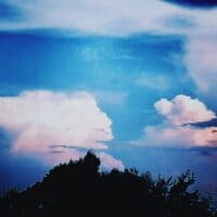Небо, как морское дно, загадочно и непостижимо. Облака на нём — рыбы 🌊