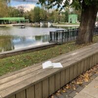 Тетрадка на скамейке в парке. Уже нет жары, и пора учиться 🌳📖🍂